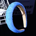 Détail du serre-tête à perles bleu clair dépolies avec doublure intérieure beige doux - Bleu