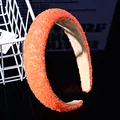 Vue détaillée du serre-tête orange avec perles brillantes et doublure en tissu - Orange