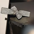 Barrette à cheveux élégante en strass argentés avec de longs rubans noirs soyeux - Zircone Blanche