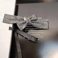Barrette à cheveux avec strass étincelants et longs rubans en satin noir argenté - Strass Gris Minéral