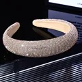 Nahaufnahme des champagnergoldenen Haarreifs mit dichtem Kristallbesatz und Samtfutter - 3cm Hohes Kronen-Strass-Perlenhaarreif / Champagner Strass