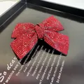 Barrette à cheveux nœud en strass rouges brillants avec cristaux de luxe sur fond noir - Pince à Ressort Croisée Avec Strass / 9.5cm / Rouge