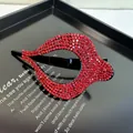 Barrette à cheveux à strass rouges étincelants avec nœud évidé sur plateau noir - Pince à Cheveux Coeur Strass / Rouge