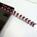 Mini pinces à cheveux fleurs rouges avec strass sur un tube d'affichage - Set de mini pinces à cheveux / Rouge