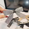 Pince à cheveux nœud en strass étincelants avec base en velours et clip à ressort - Style Strass AB