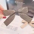 Détail de la pince à cheveux nœud en strass gris avec fermoir métallique de luxe - Style Strass Gris Transparent