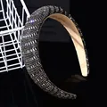 Dettaglio di cerchietto imbottito di lusso con cristalli grigi e strass luccicanti - Larghezza / Cerchietto Tondo in Vetro (Strass Grigi)