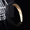 Detalle de diadema de lujo con pedrería negra acolchada y forro interior de gamuza - Estilo Rectangular Cruzado de 3cm / Negro