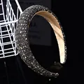 Primer plano detallado de diadema ancha de terciopelo con brillantes diamantes de imitación - Gris