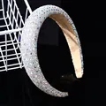 Primer plano de brillantes diamantes de imitación en una diadema acolchada de terciopelo - Blanco AB