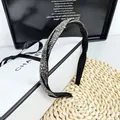 Diadema trenzada elegante con pedrería brillante en una presentación de regalo de lujo - Diamante Gris Mineral