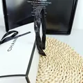 Vue détaillée d'un élégant serre-tête noir en strass avec un design torsadé chic - Zircon Noir