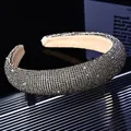 Makroaufnahme funkelnder dunkelgrauer Strasssteine auf einem gepolsterten Samthaarband - 3cm Hohes Kronen-Strass-Perlenhaarreif / Transparent Grauer Strass