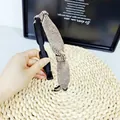 Dettaglio macro del cerchietto con cristalli argento e strass lucidi con design a nodo - Strass Champagne