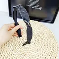 Détail du serre-tête à nœud en strass noirs montrant la texture étincelante des cristaux - Zircon Noir