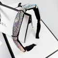 Primo piano di un cerchietto scintillante con strass colorati e design a intreccio - Zircone AB