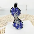 Detalle de diamantes de imitación azules y blancos en forma de corazón en un clip banana - Borde Cola de Fénix (Azul Real)