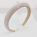 Detail eines gepolsterten Perlen-Haarreifs mit weißen Kunstperlen und glänzenden Steinen - Sternenperle Weißer Strass Stil