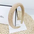 Detail eines champagnergolden gepolsterten Haarreifs mit Reihen kleiner Perlen und Strass - Champagner Strass