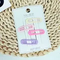 Set aus 4 Haarspangen in Macaron-Farben auf Displaykarte mit gewebtem Hintergrunddekor - Rosa Quadrat