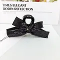 Détail d'une grande pince à cheveux nœud noir sertie de strass pour femme élégante - Noir