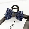Detailansicht der schwarzen Haarklammer mit blauen und lila funkelnden Strasssteinen - Medium Haarklammer / Dunkelblauer Strass