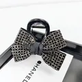 Detail der eleganten schwarzen Haarklammer mit glänzenden Strasssteinen auf Karte - Medium Haarklammer / Gunmetal-Schwarzer Strass