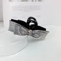 Detalle macro de pinza para el pelo con diseño de lazo y diamantes de aurora brillantes - Estilo Diamantes AB Iridiscentes