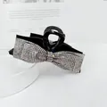 Vista macro de una pinza para el cabello de lujo con brillantes diamantes de imitación - Estilo Zircón Blanco