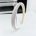 Detalle de diadema de pedrería brillante con forro interior antideslizante en beige - Circón Blanco