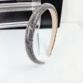 Primer plano de brillantes diamantes de imitación en una diadema de terciopelo grueso - Diamante Gris Mineral