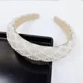 Détail macro de perles blanches et strass sur un serre-tête large et épais de luxe - Grille Perle d'imitation Strass Blanc