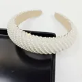 Vue détaillée d'un serre-tête large avec perles, strass et doublure en daim beige doux - Sergé Grille Perle d'imitation Strass Blanc