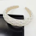 Serre-tête large rembourré luxueux avec perles blanches et strass colorés pour femmes - Grille Perle d'imitation Strass AB
