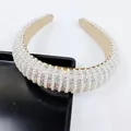 Gros plan du serre-tête large avec perles blanches et strass multicolores scintillants - Ligne Droite Perle d'imitation Grille Strass AB