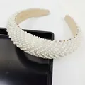 Détail d'un serre-tête rembourré avec perles blanches et strass brillants - Forme V Perle d'imitation Grille Strass Blanc