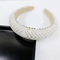 Détail macro du serre-tête rembourré avec perles crème et cristaux colorés brillants - Forme V Perle d'imitation Grille Strass AB