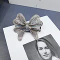 Vista dettagliata del fermaglio a farfalla con strass AB iridescenti e clip nera - Fermaglio Farfalla Tutto Strass (AB Cangiante)