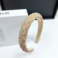 Détail du serre-tête rembourré avec perles en cristal champagne et reflets brillants élégants - Strass Quadrillé Champagne