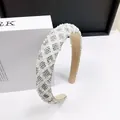 Vue détaillée du serre-tête étincelant avec cristaux argentés et motifs de strass chic - Strass Quadrillé Blanc