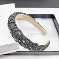 Détail d'un serre-tête baroque de luxe orné de strass gris sur une base rembourrée - Strass à Motif DC Noir Fusil
