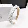 Détail d'un serre-tête rembourré de luxe avec cristaux étincelants et doublure en velours - Strass Quadrillé Coloré AB