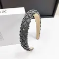 Vue détaillée des perles de cristal sur le bandeau rembourré avec finition scintillante - Strass Quadrillé Gris Fusil