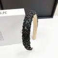 Vue détaillée du serre-tête en strass noirs étincelants avec doublure intérieure beige - Strass Quadrillé Noir