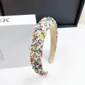 Détail de perles de cristal colorées sur un serre-tête en éponge rembourré chic - Strass Quadrillé Multicolore