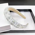 Dettaglio di cristalli scintillanti su un cerchietto barocco spesso con fodera in tessuto - Motivo DC Cristallo / Zircone AB