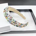 Primer plano detallado de pedrería colorida y cuentas en una diadema ancha acolchada - Diadema de Strass con Patrón DC de Cristal de 2,5cm / Multicolor