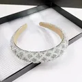 Dettaglio del cerchietto con cristalli bianchi e raffinato motivo a rombi di perline - Vichy / 2.5cm / Zircone Bianco