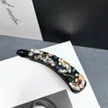 Detail einer Bananen-Haarspange mit bunten Marquise-Strasssteinen auf schwarzem Grund - Großer Kristall Strass Bananen-Clip
