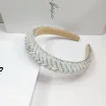 Détail d'un serre-tête large luxueux orné de cristaux blancs scintillants en pavé - Strass à Motif V Coloré AB